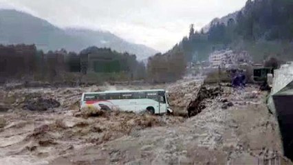Manali में जब देखते- देखते नदी में बह गई Tourist Bus , Watch Viral Video | वनइंडिया हिन्दी