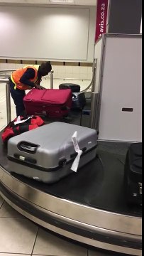 Le bagagiste le plus respectueux des bagages à l'aéroport