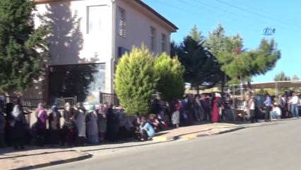 9 aylık iş için uzun kuyruk oluştu