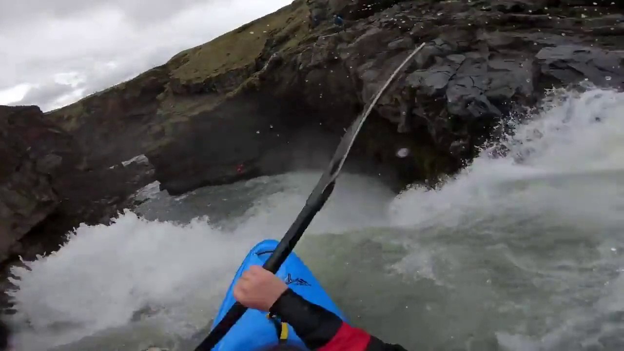 Ce Kayakiste descend une énorme chute d'eau - Islande