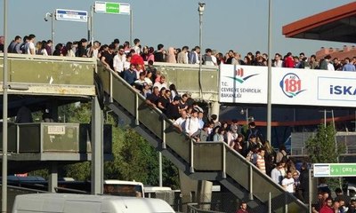 Metrobüs durağında insan seli