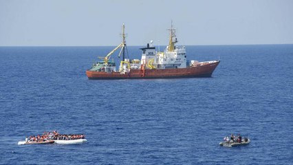 بنما تسحب ترخيص "أكواريوس 2" و 58 مهاجرا عالقين في المتوسط