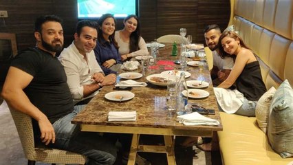 Anushka Sharma & Virat Kohli dines with Family at Restaurant | FilmiBeat