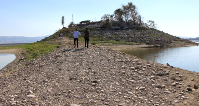 Sular Çekilince, Gölün Ortasındaki Adaya Yürüyerek Gittiler