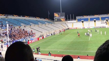 Un joueur de foot marque un but, puis disparaît