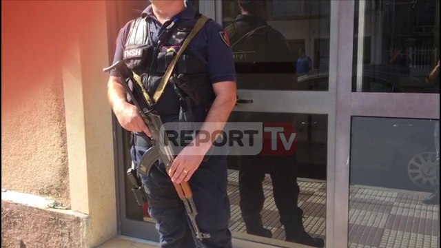 Report TV - Nën masa të rrepta sigurie, Safet Bajri mbërrin në gjykatën e Shkodrës