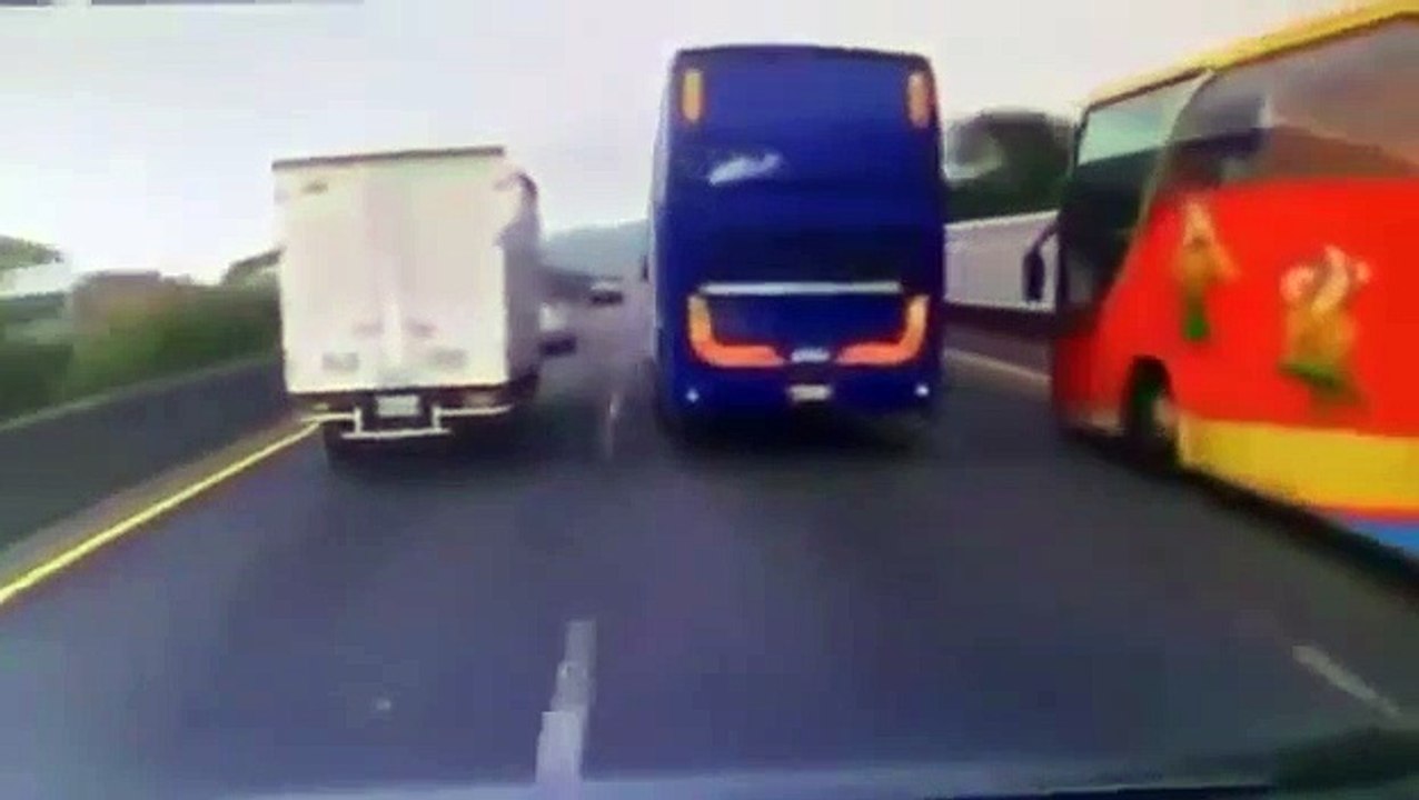 Le chauffeur d'un car s'amuse à faire la course sur l'autoroute et termine dans un mur.