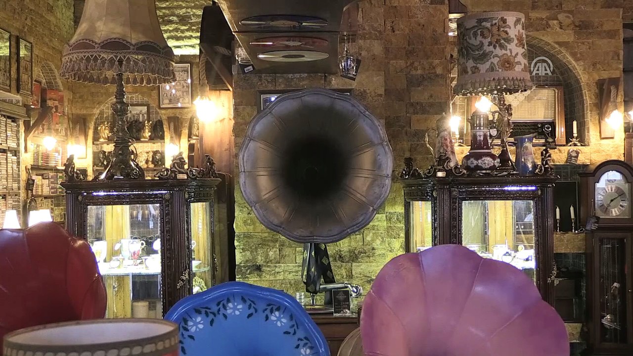 Kurduğu 'müzik dünyası'yla geçmişe yolculuk yaptırıyor - GAZİANTEP