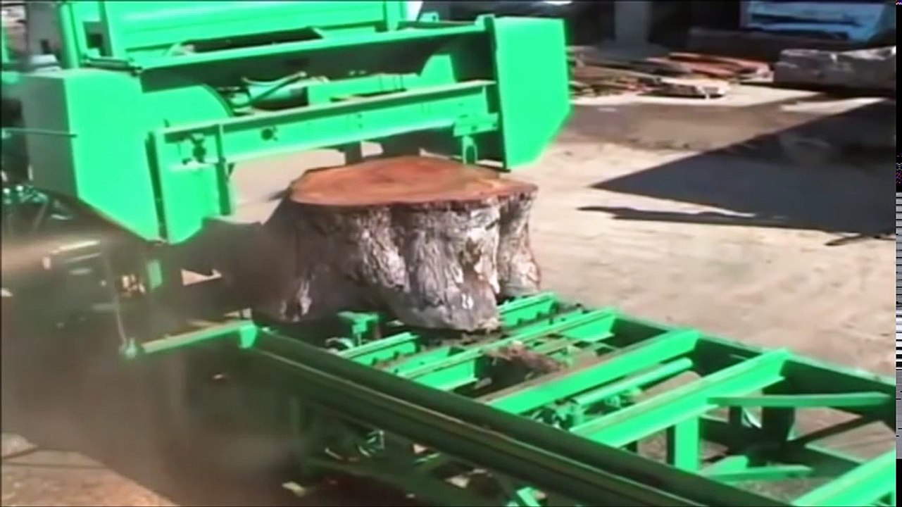 Travaux de fraisage de bois dangeureux. Plus grande scierie mondiale