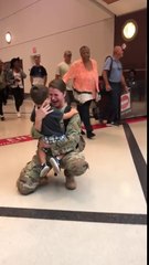 Après 6 mois, une mère militaire retrouve son fils de 2 ans