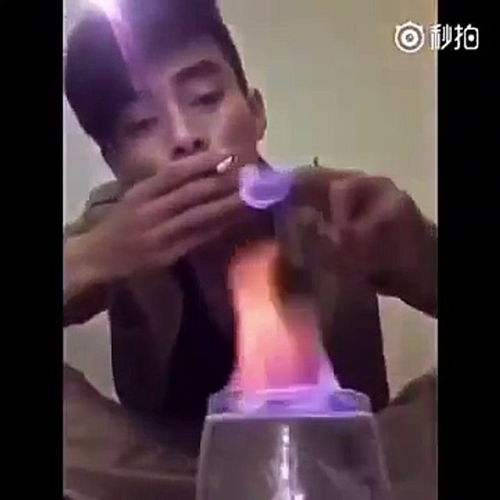 Ce débile joue avec le feu... Au sens propre