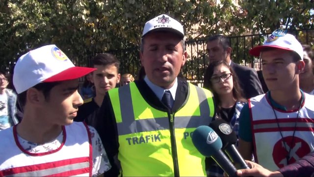 ‘Okul Geçit Görevlileri’ ile okul önleri daha güvenli