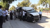Minibüs kamyonete çarptı: 8 yaralı - YALOVA