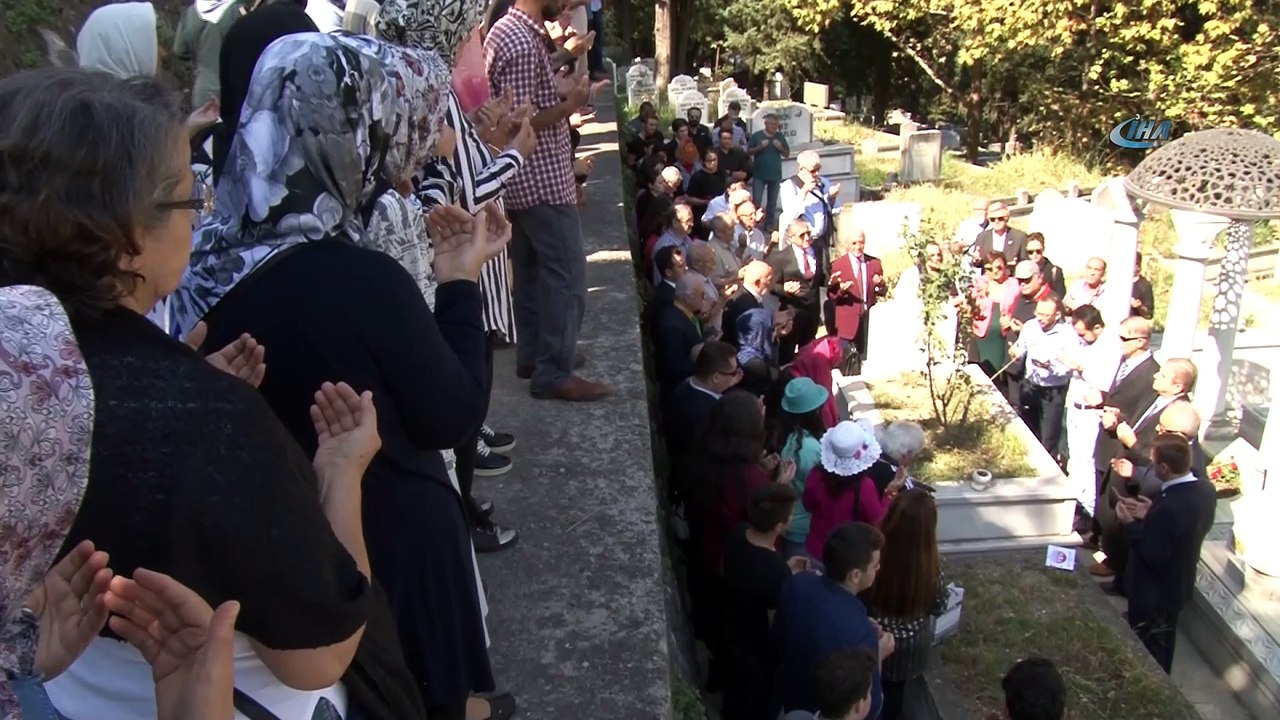 Sanat güneşi Zeki Müren mezarı başında anıldı