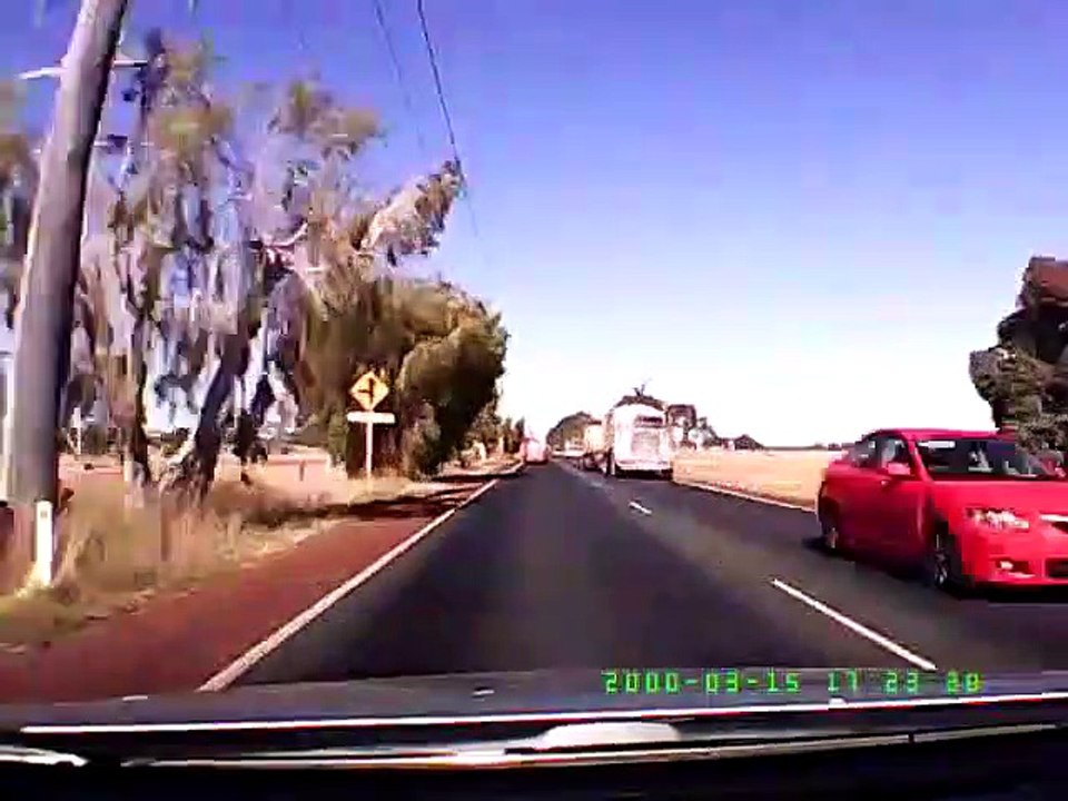 Un camion perd sa remorque à pleine vitesse, face à une voiture