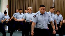 شاهد: ضباط شرطة نيوزلانديون يرقصون 
