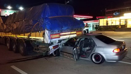 Otomobilin tırın dorsesinin altına girme anı kamerada