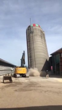 Grosse maitrise lors de la destruction de ce silo... Joli
