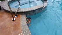 Un enfant âgé d'un an nage dans une piscine