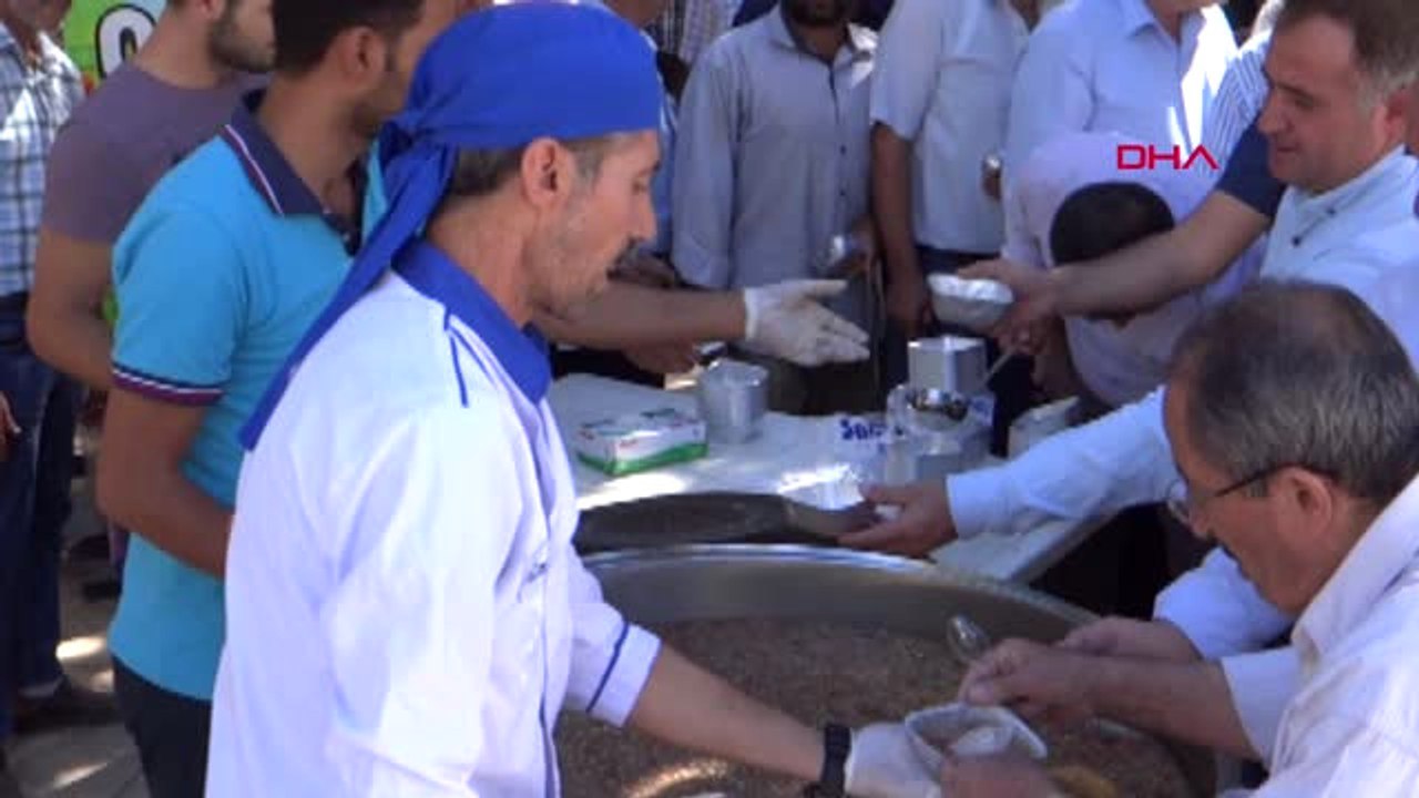 Adıyaman Besni'de 1500 Kişiye Aşure İkramı