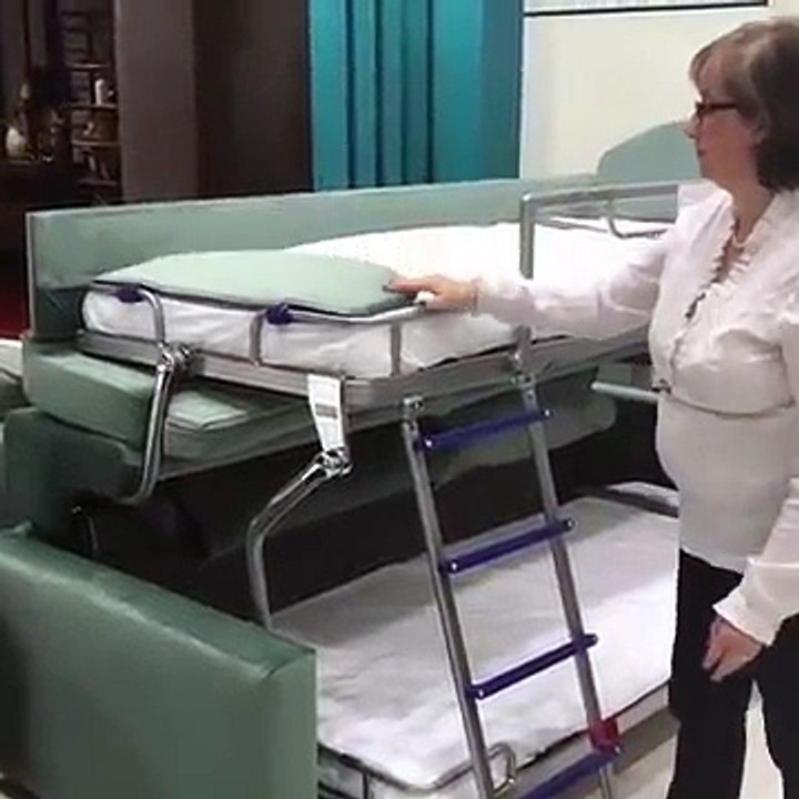 Un canapé se transforme en lits superposés