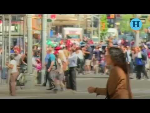 El momento exacto en que un auto embiste a una multitud en Times Square