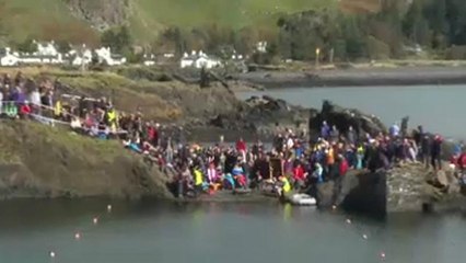 Campeonato Mundial de Arremesso de Pedras no Rio na ilha de Easdale