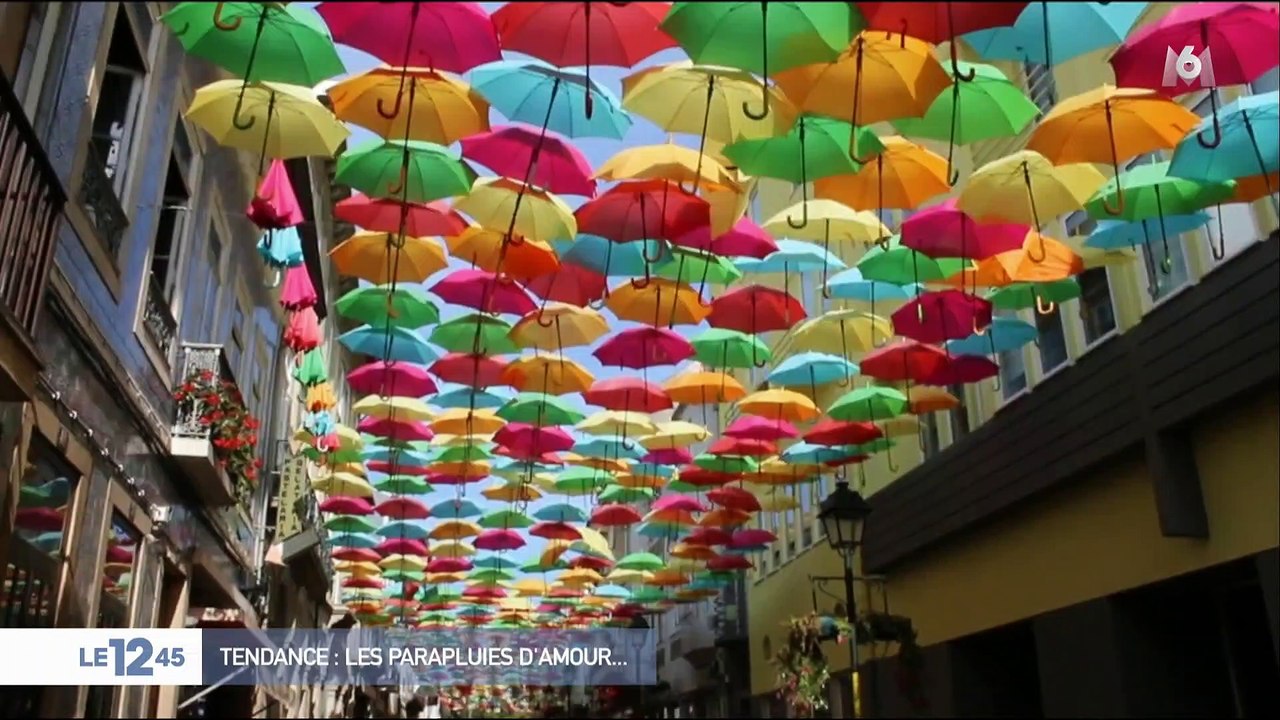 Tendance : les arc-en-ciel de parapluies envahissent les rues