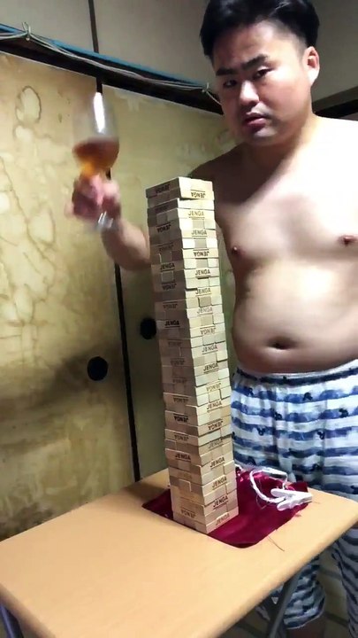 Le coup de la nappe sur une table avec une tour de Jenga et un verre à vin