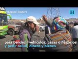 Los bolivianos celebran a la Madre Tierra, con rituales y ofrendas a 