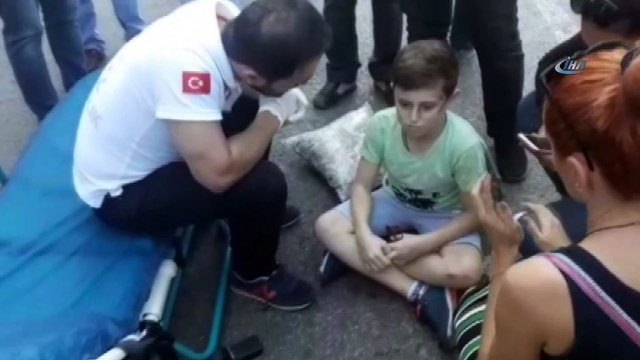 Kazada yaralanan bisikletli çocuk, annesi gelmeden ambulansa binmek istemedi