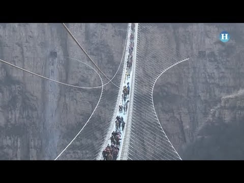 Inauguran el puente de cristal más largo del mundo