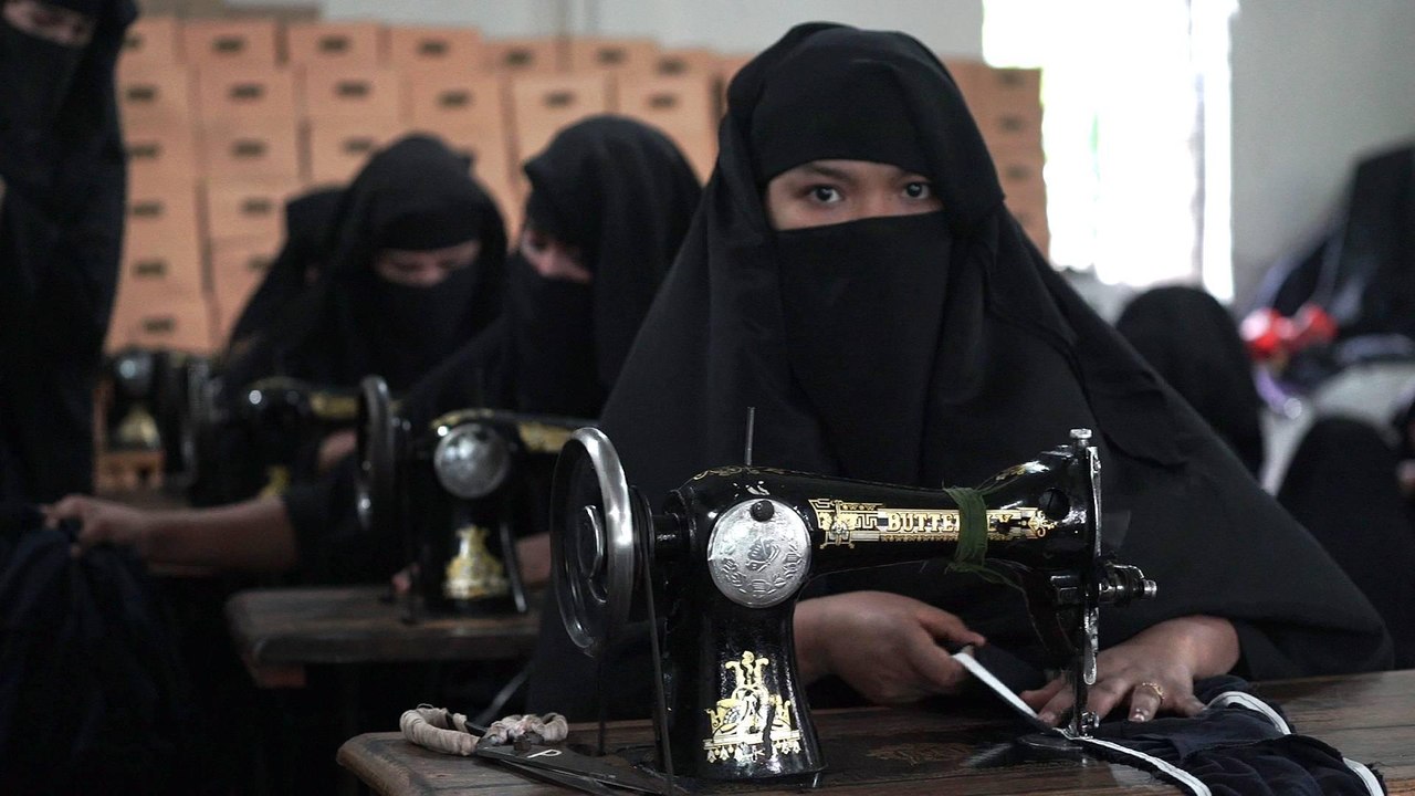 Rohingya refugees stitch together new lives  in Bangladesh