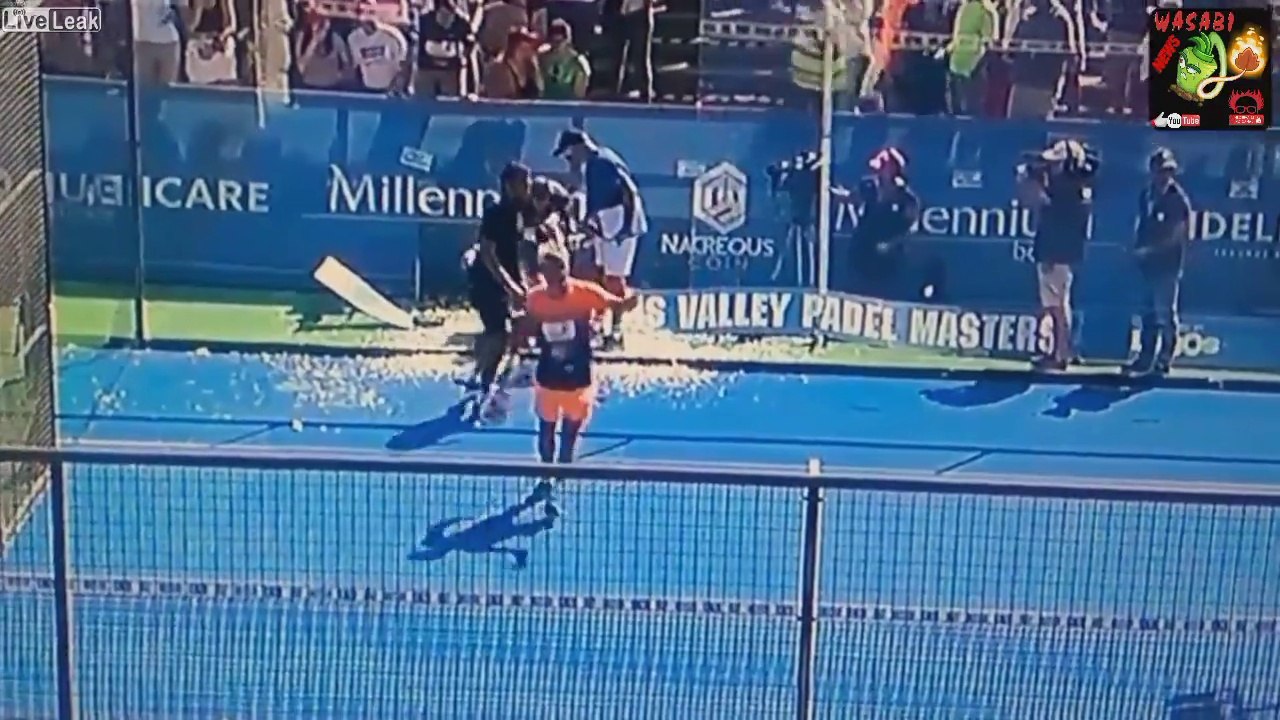 Il passe à travers la vitre d'un terrain de tennis de plage !