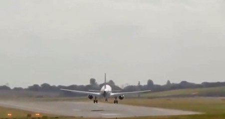 İngiltere'de Havalimanına İniş Yapmaya Çalışan Uçak, Şiddetli Rüzgarların Kurbanı Oldu