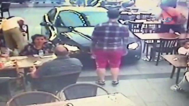 Kafelerin olduğu, yüzlerce insanın oturduğu sokağa dalan lüks otomobil böyle dehşet saçtı