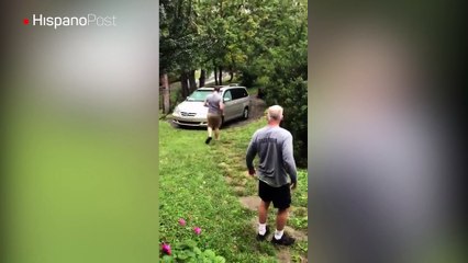 Pensó que había un ladrón dentro de su auto, pero se consiguió con un enorme oso