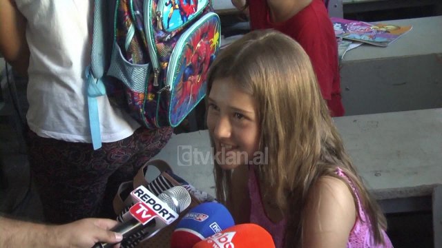 Prinder e nxenes shqyejne dyert e shkolles