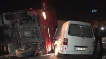 Tem'de Minibüsle Çarpışan Lahana Yüklü Kamyon Yan Yattı: 1'i Ağır 2 Yaralı