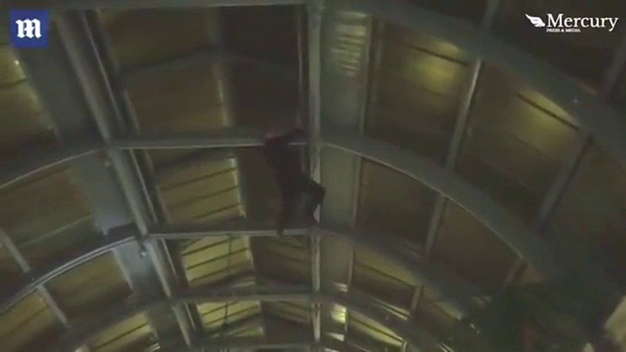 Un idiot bourré grimpe à un poteau et fait une grosse chute