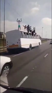Des fous grimpent sur le toit du bus en marche pour faire la fête