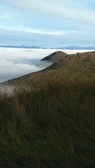 Download Video: Ce campeur ouvre sa tente et tombe sur le plus beau des décors : mer de nuages