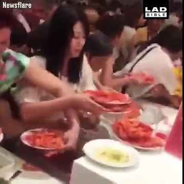 Ну прям вылитые наши бабки с утра, дерущиеся за место в автобусе