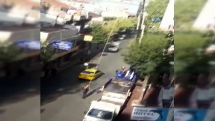 Kumkapı'da vatandaşların canını hiçe sayarak inşaat malzemesi taşıdılar