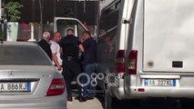 Ora News - Vlorë, tre persona me maska e të armatosur kanë grabitur një furgon pasagjerësh