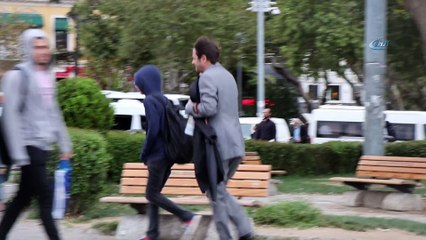 İstanbul’da şiddetli rüzgar vatandaşlara zor anlar yaşattı