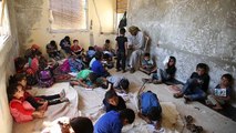 شاهد: فيلا تتحول إلى مدرسة بدون مقاعد لتعليم أطفال سوريا