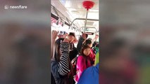 Elle a trouvé comment se tenir dans le bus sans se salir les mains