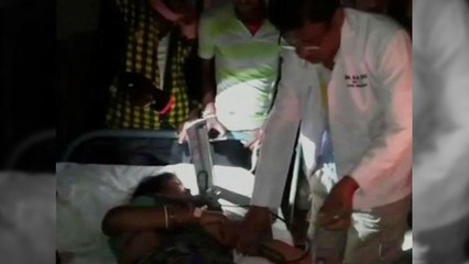 Odisha के Hospital में candlelight में Patients का Doctors कर रहे हैं इलाज | वनइंडिया हिन्दी