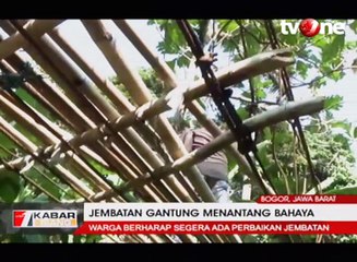 Warga Nekat Seberangi Jembatan Gantung yang Rusak Sejak 2003